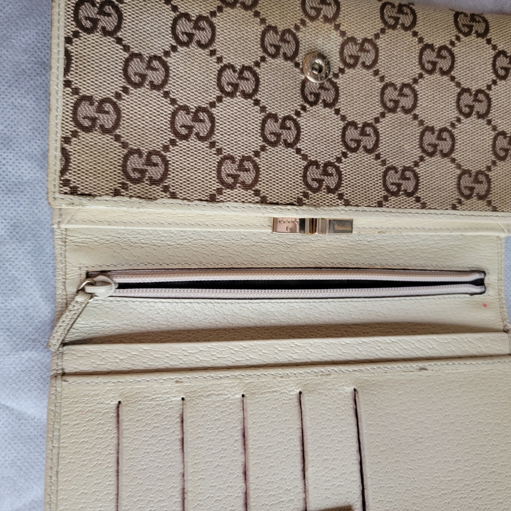 Gucci Tan Monogram Clutch With Kiss Lock - Picture 13 of 15
